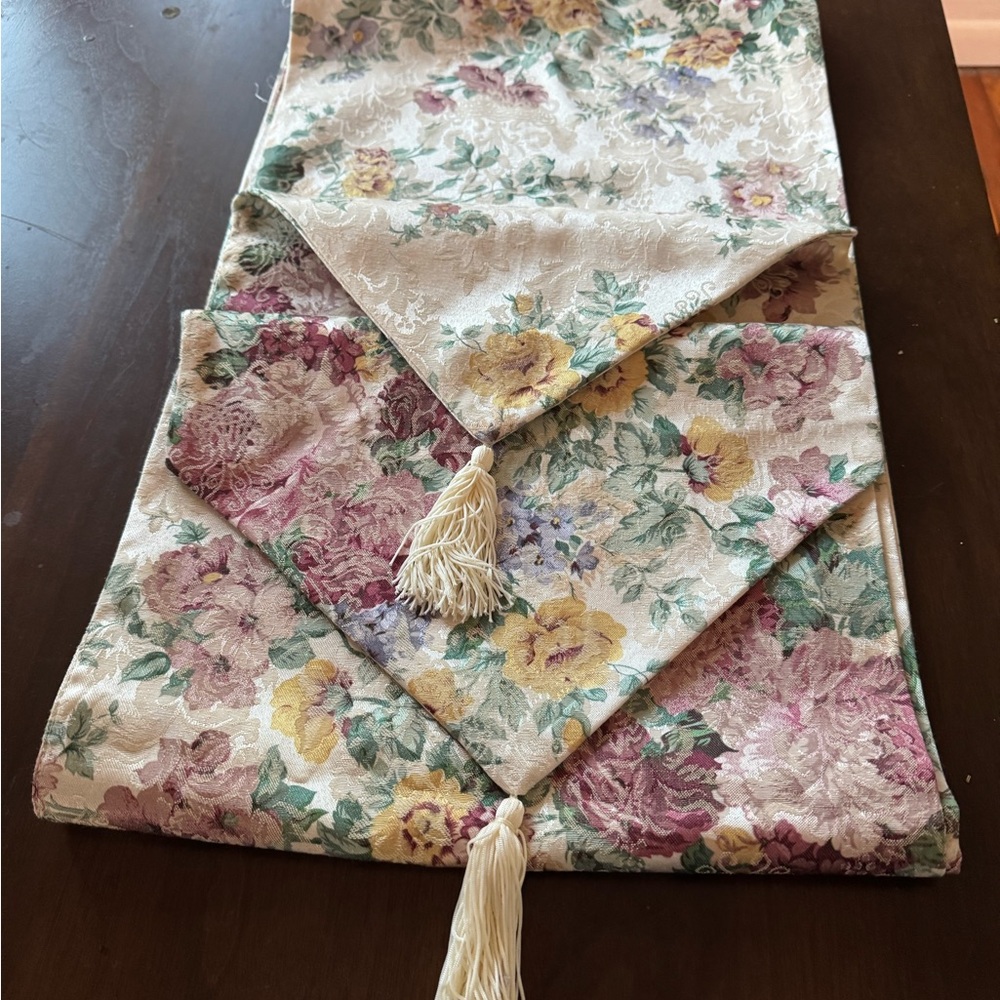 Floral Jacquard Table Runner with Tassels - Vintage Silk, Spring